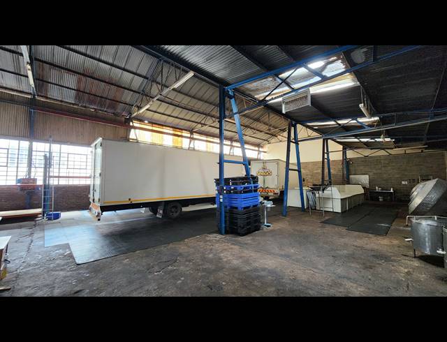450M² WAREHOUSE TO LET IN EASTLEIGH